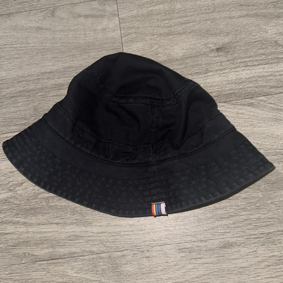 NWOT Under Armour Pride bucket hat - Picture 3 of 3